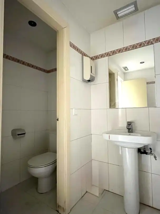 Bany de Local en venda en  Pamplona / Iruña amb Moblat