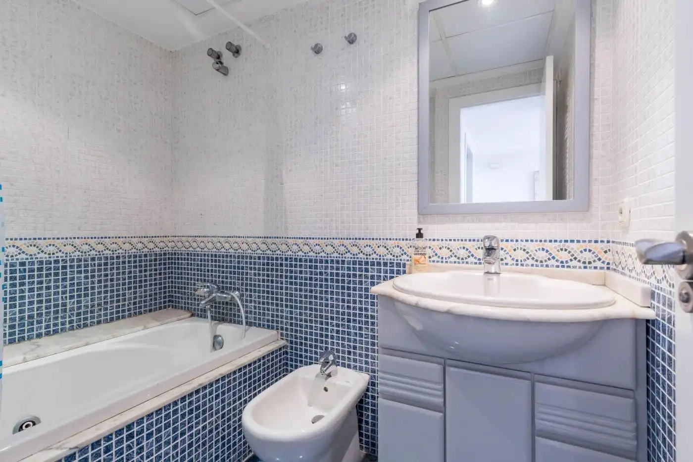 Baño de Apartamento de alquiler en Valencia con Aire acondicionado, Calefacción y Amueblado