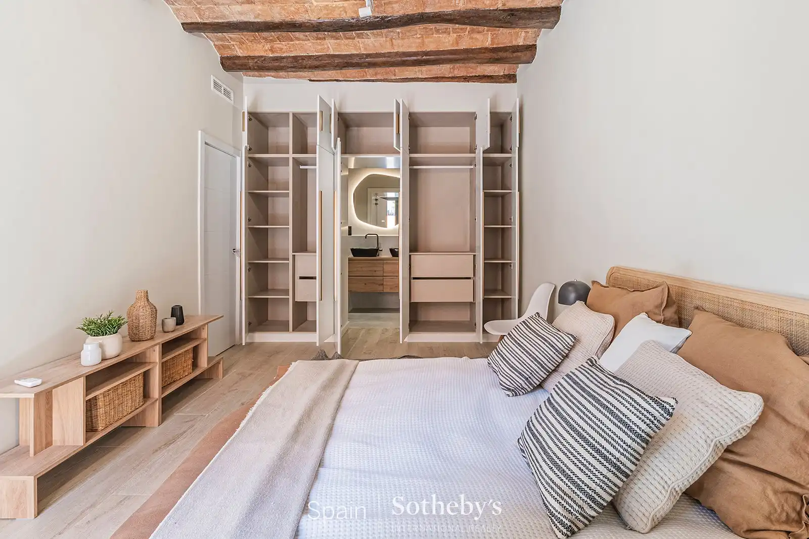 Dormitori de Apartament en venda en Barcelona amb Aire condicionat, Calefacció i Terrassa