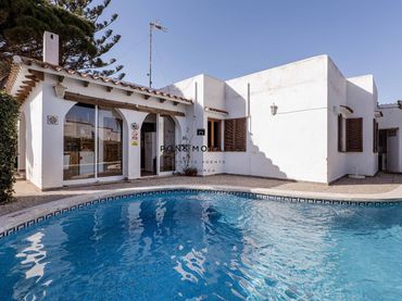 Chalet con piscina en venta en Cala d'en Bosch - Serpentona