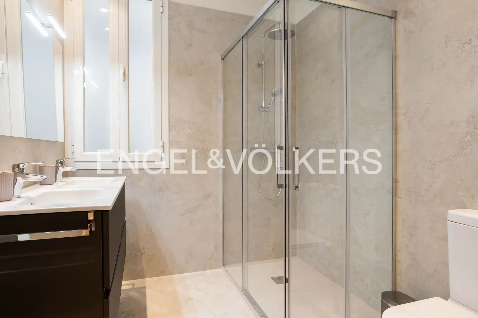 Bany de Apartament de lloguer en Madrid amb Aire condicionat i Calefacció