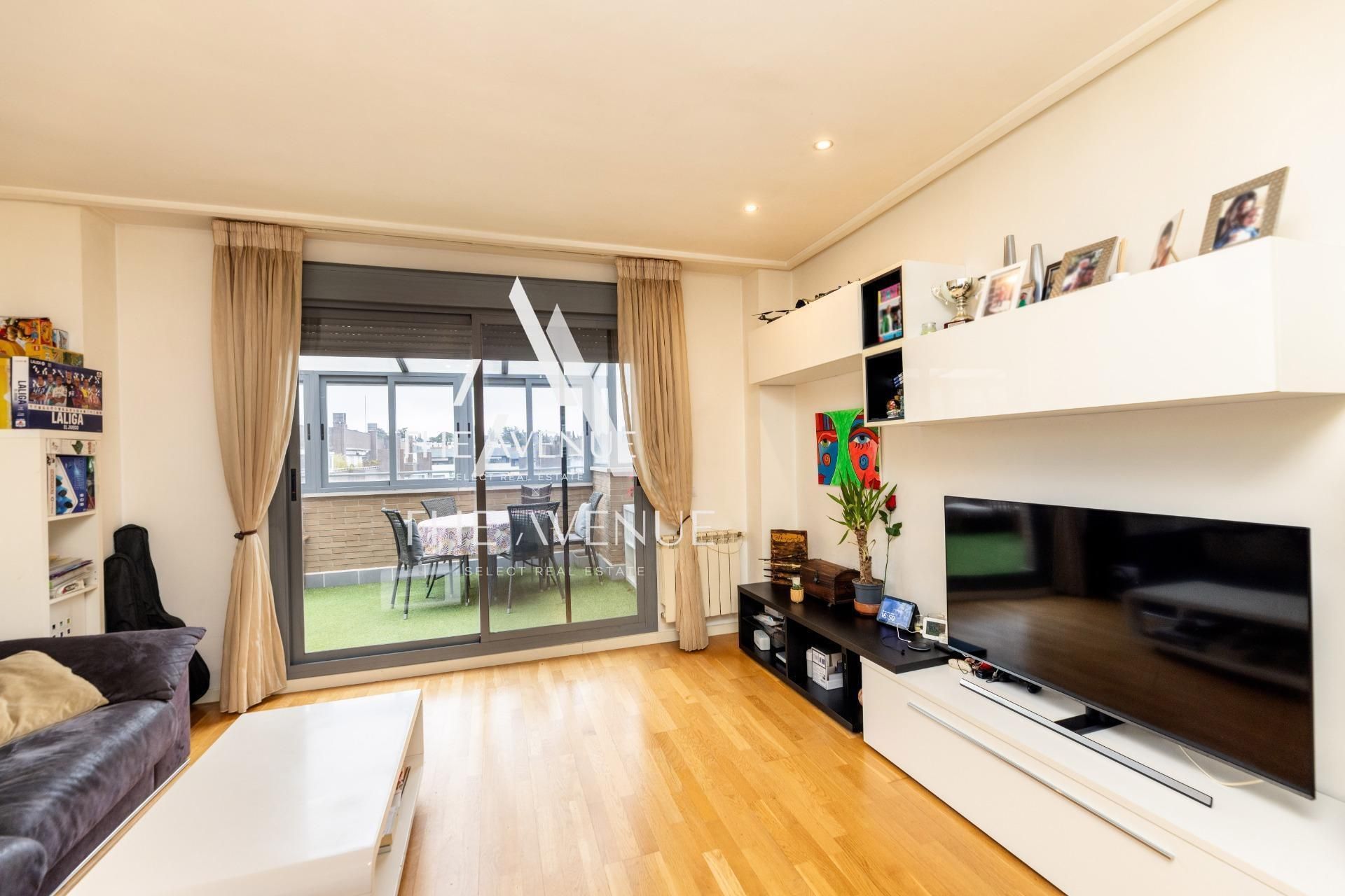 Living room of Attic for sale in Las Rozas de Madrid  with Storage room, Balcony and Community pool