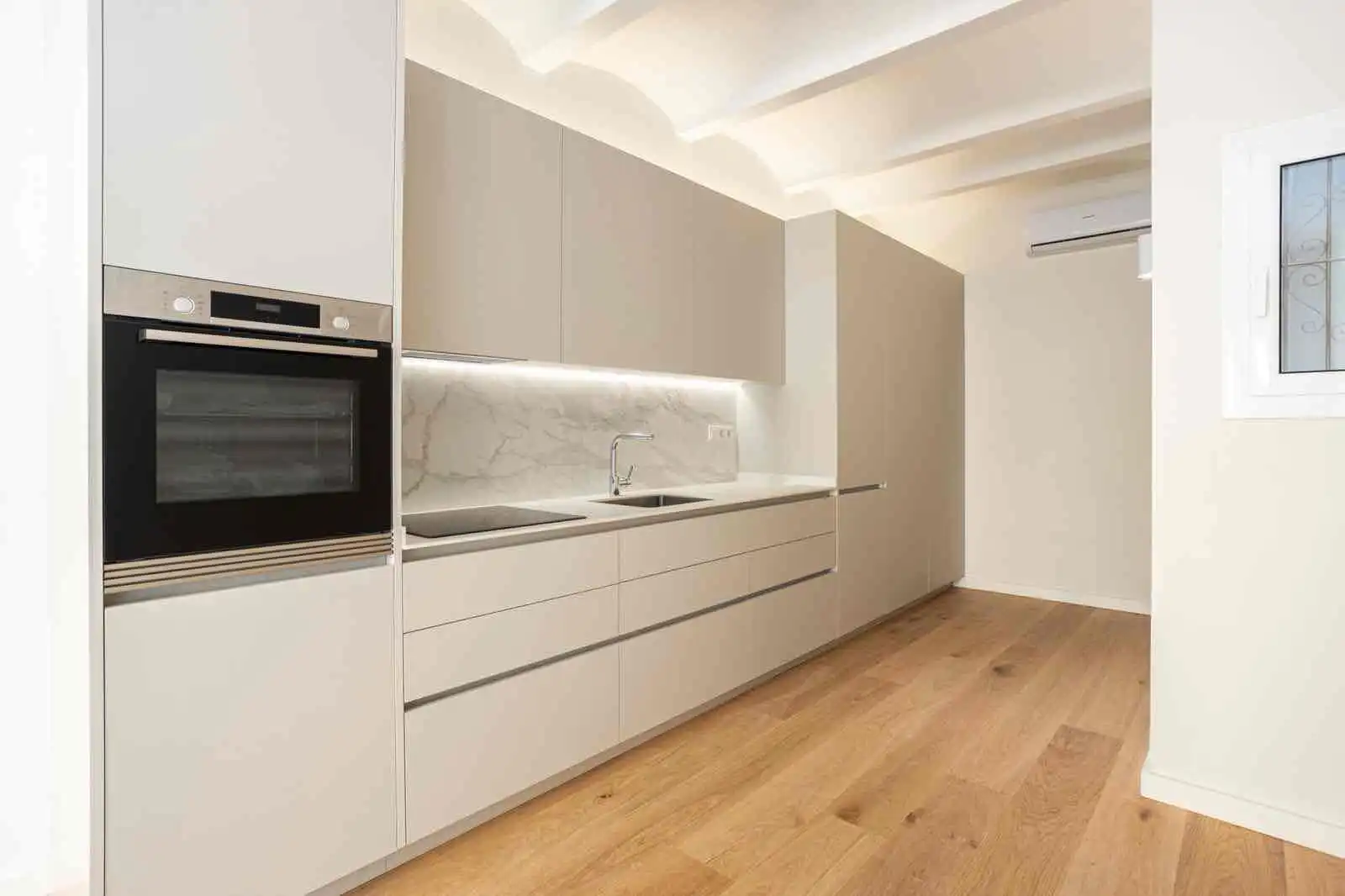 Cocina de Piso en venta en Barcelona con Parquet y Balcón