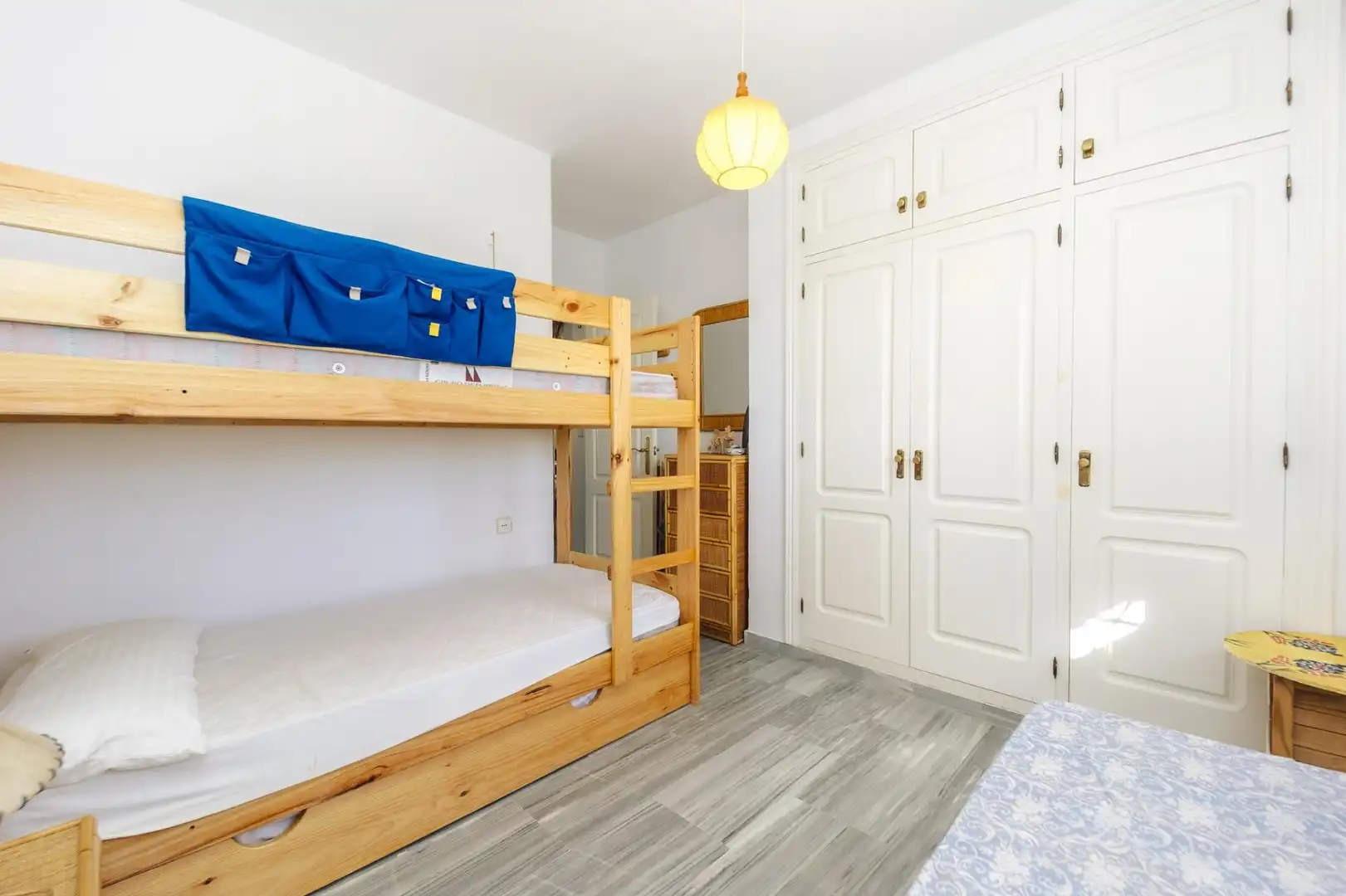 Schlafzimmer von Dachboden zum Verkauf in Salobreña mit Privatgarten, Terrasse und Balkon