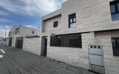 Vista exterior de Casa o xalet en venda en Olías del Rey amb Piscina