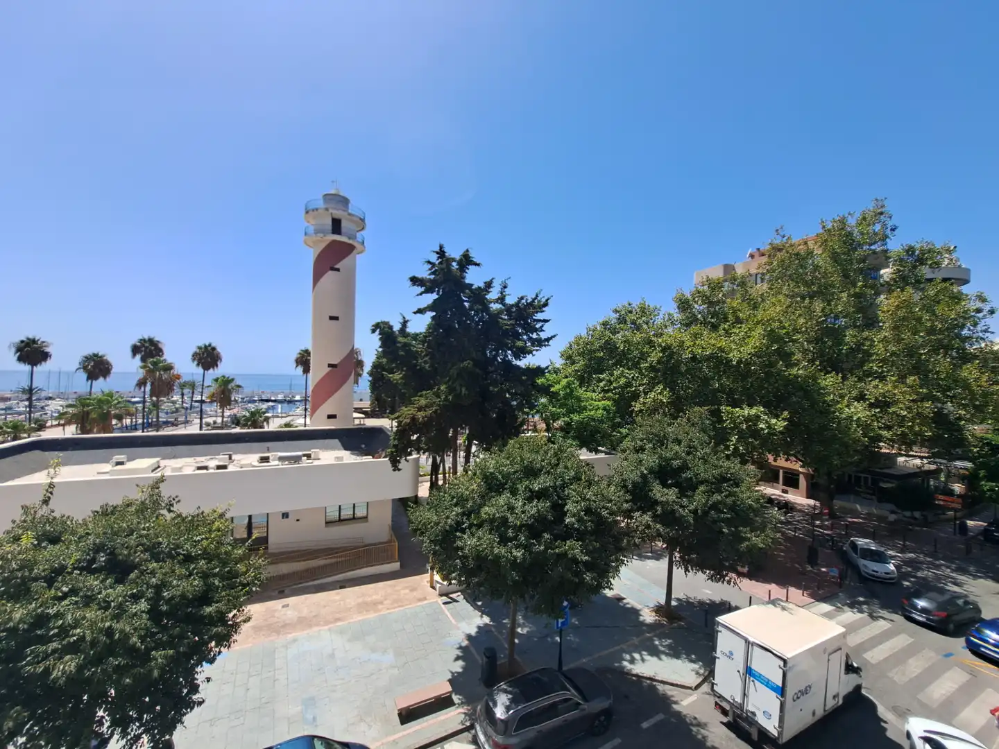Vista exterior de Piso de alquiler en Marbella con Calefacción, Terraza y Amueblado