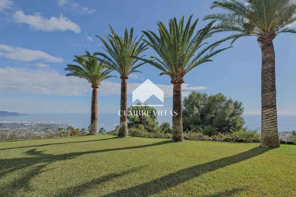 Vista exterior de Casa o xalet en venda en Nerja amb Jardí privat i Terrassa