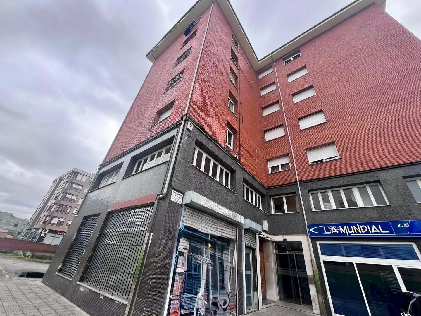 Vista exterior de Pis en venda en Oviedo  amb Calefacció i Parquet