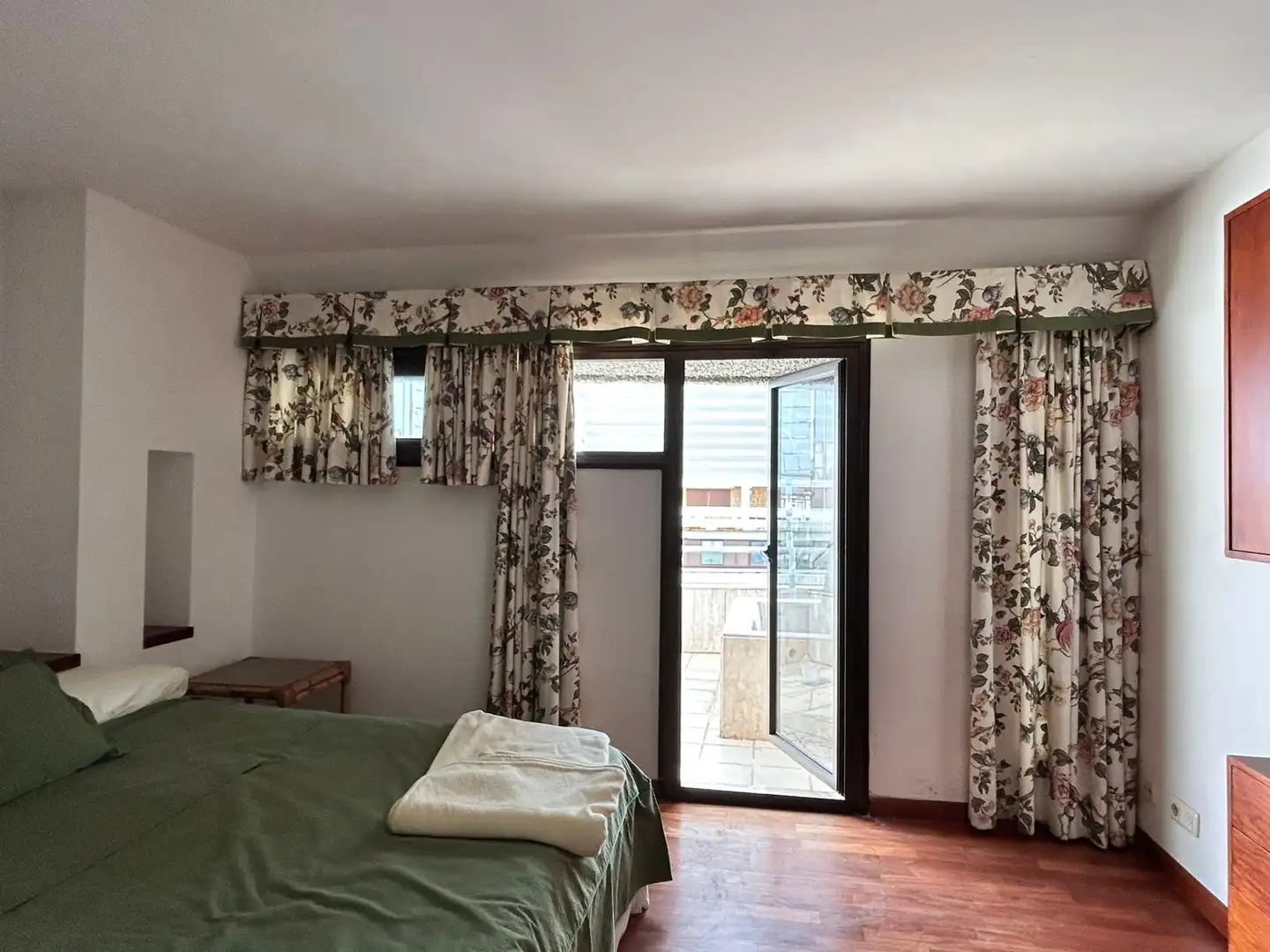 Schlafzimmer von Dachboden zum Verkauf in Santa Cruz de Tenerife mit Privatgarten, Parkett und Schwimmbad