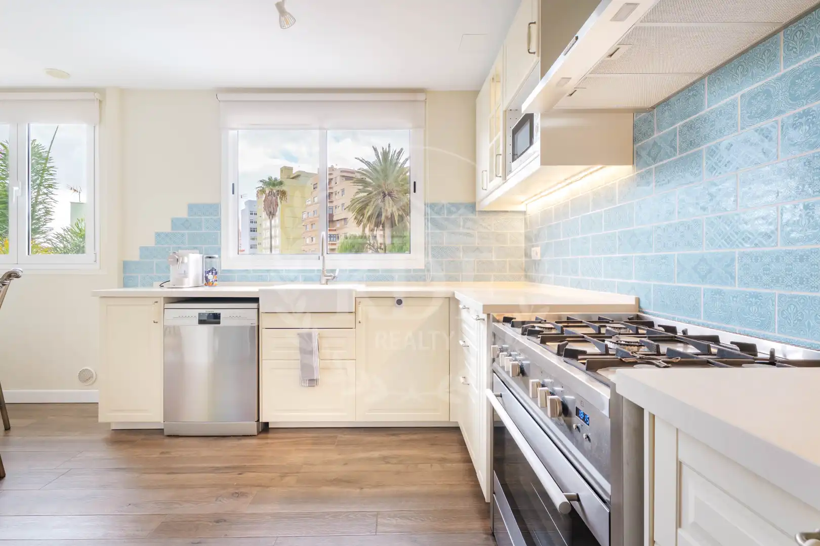 Casa aparellada amb terrassa en venda a Avenida de Bélgica
