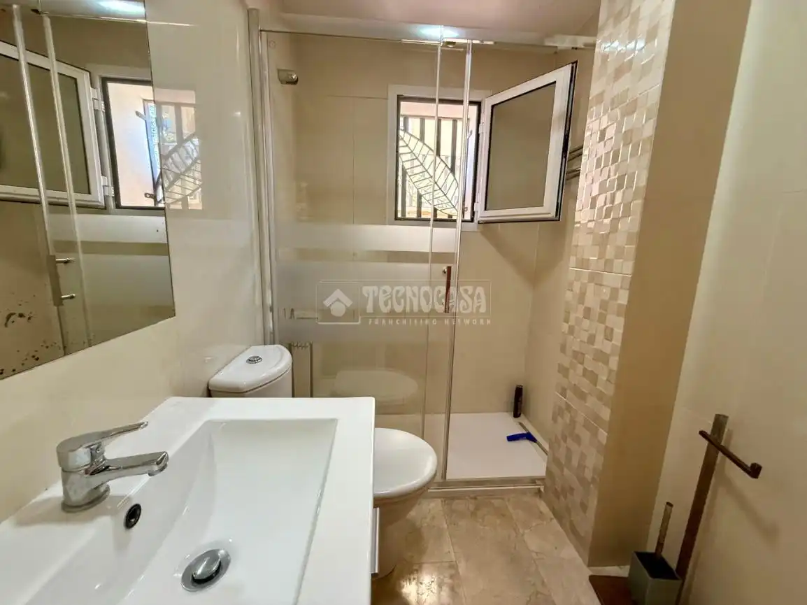Bany de Casa o xalet en venda en Benalmádena amb Aire condicionat, Jardí privat i Terrassa