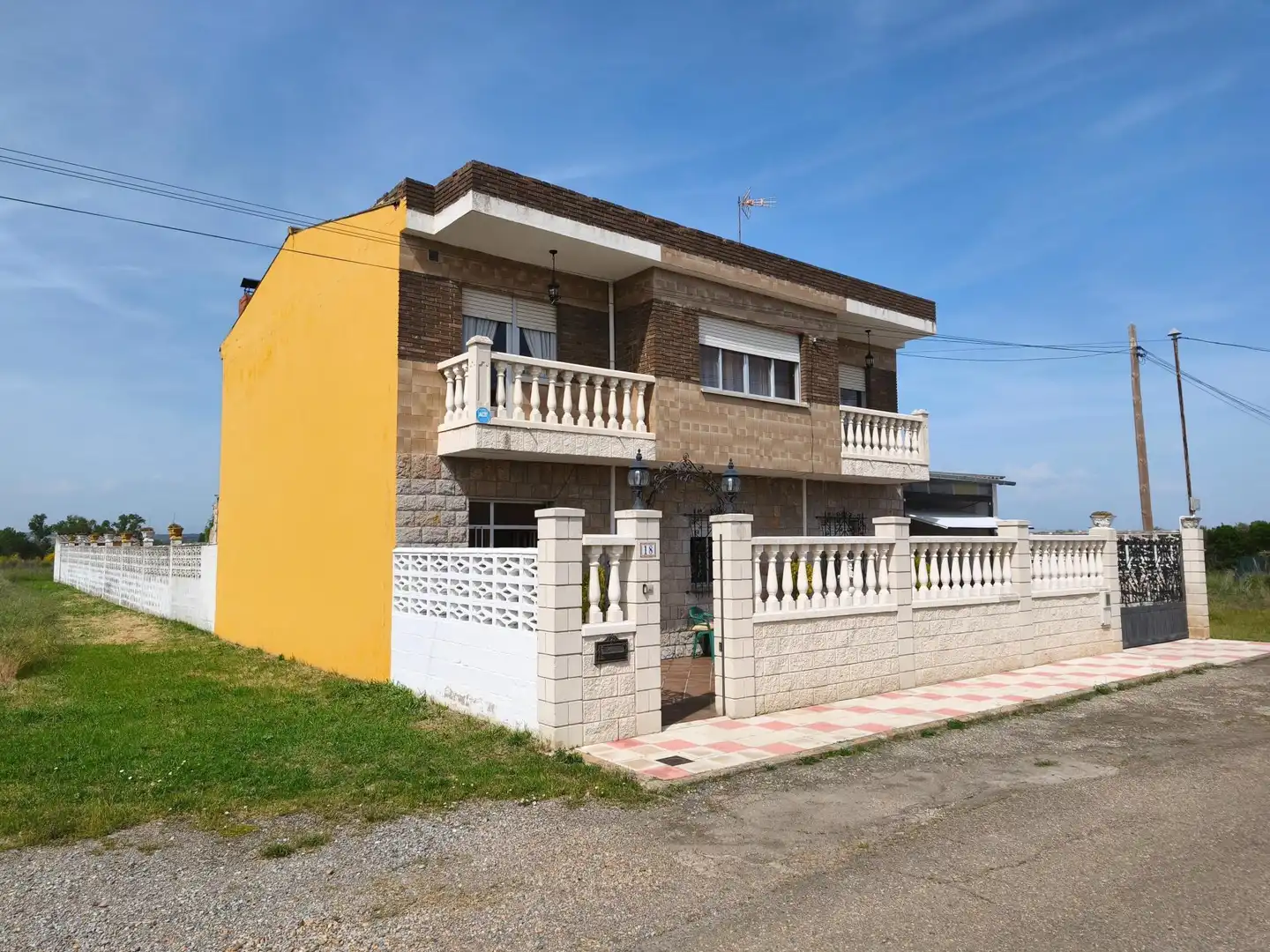 Vista exterior de Casa o xalet en venda en San Andrés del Rabanedo amb Calefacció, Terrassa i Piscina