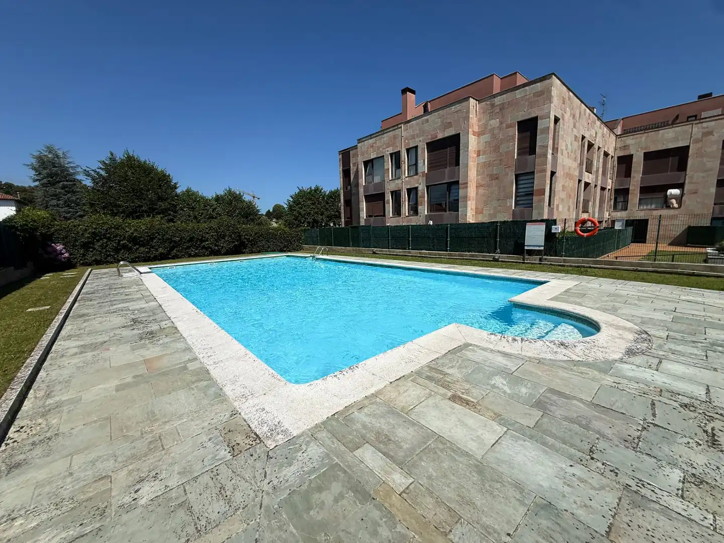 Schwimmbecken von Dachboden zum Verkauf in Llanes mit Heizung, Terrasse und Abstellraum
