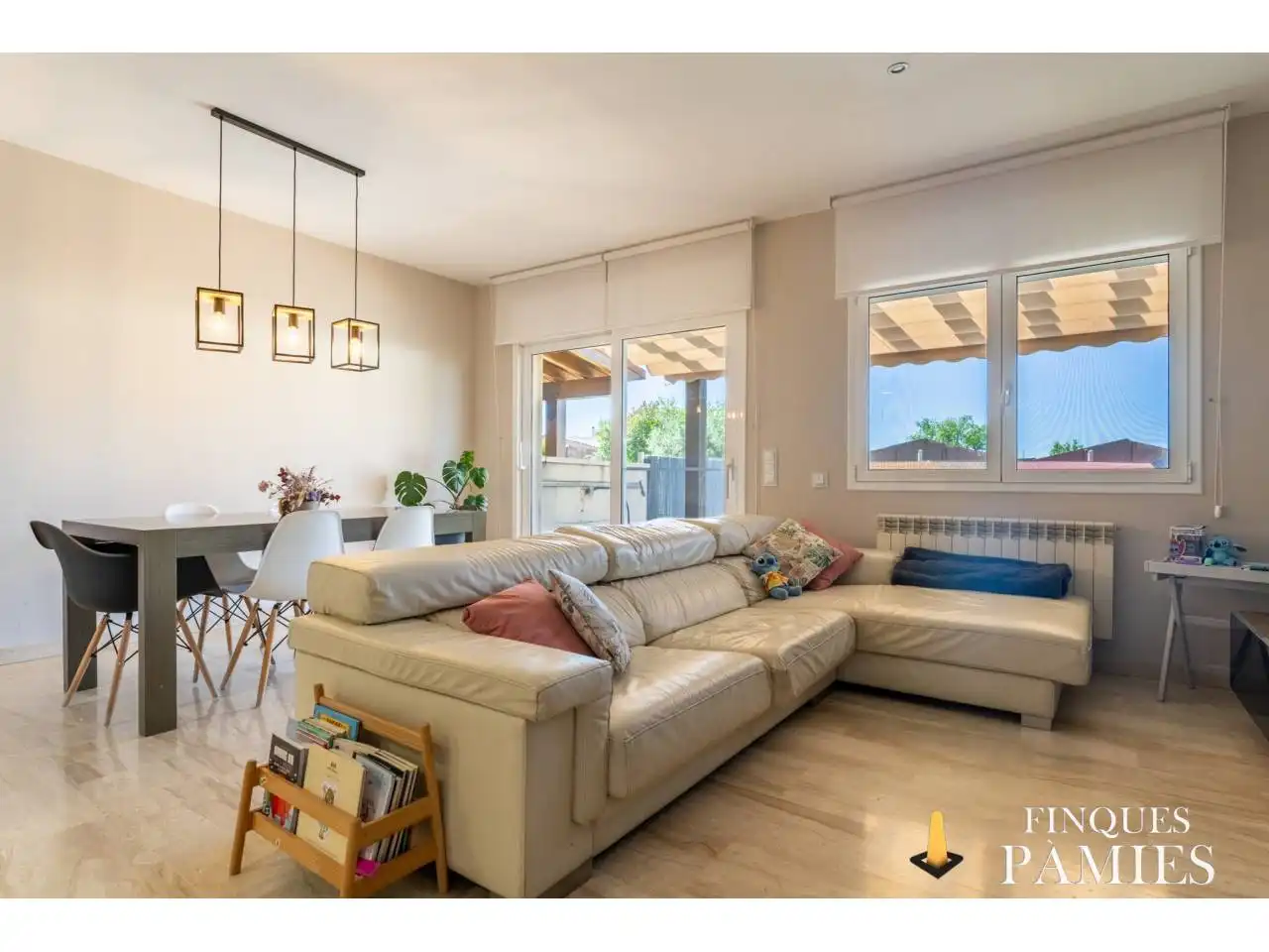 Sala de estar de Casa adosada en venta en Riudoms con Aire acondicionado, Calefacción y Jardín privado