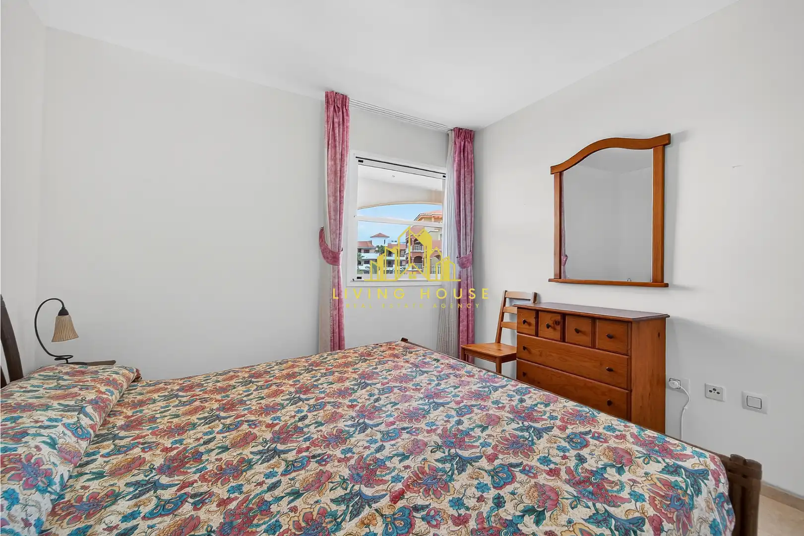 Schlafzimmer von Dachboden zum Verkauf in San Miguel de Abona mit Terrasse, Möbliert und Ofen