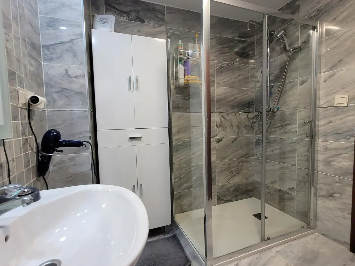 Bathroom of Flat for sale in Granada  with Air Conditioner, Heating and Storage room