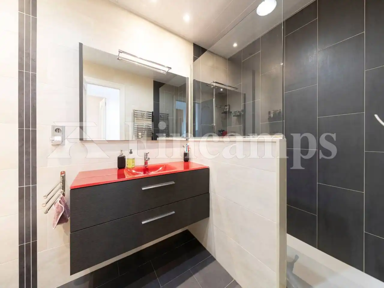 Bathroom of Flat for sale in Sabadell  with Air Conditioner, Heating and Parquet flooring