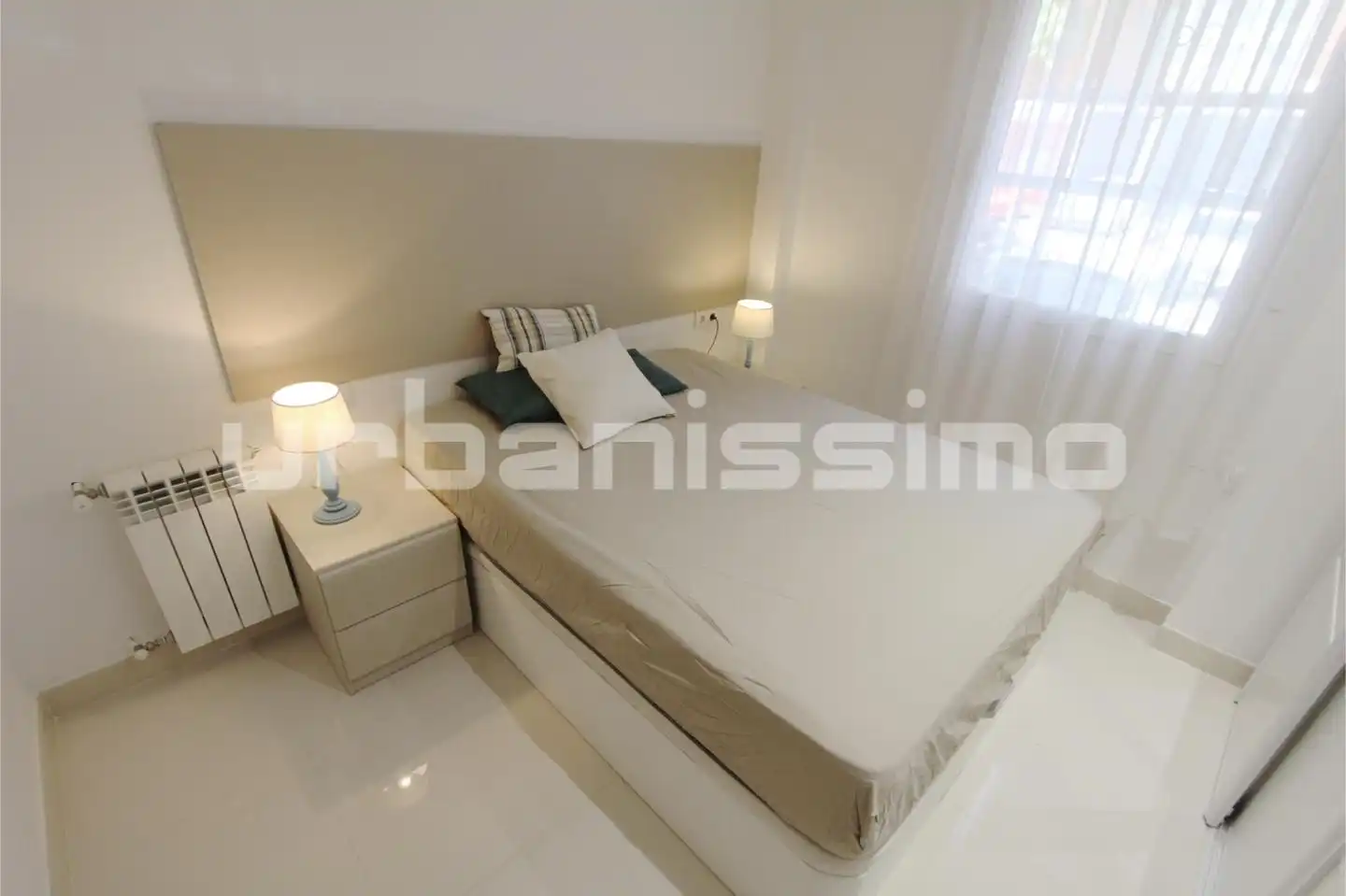 Dormitori de Apartament de lloguer en Madrid amb Aire condicionat, Calefacció i Moblat