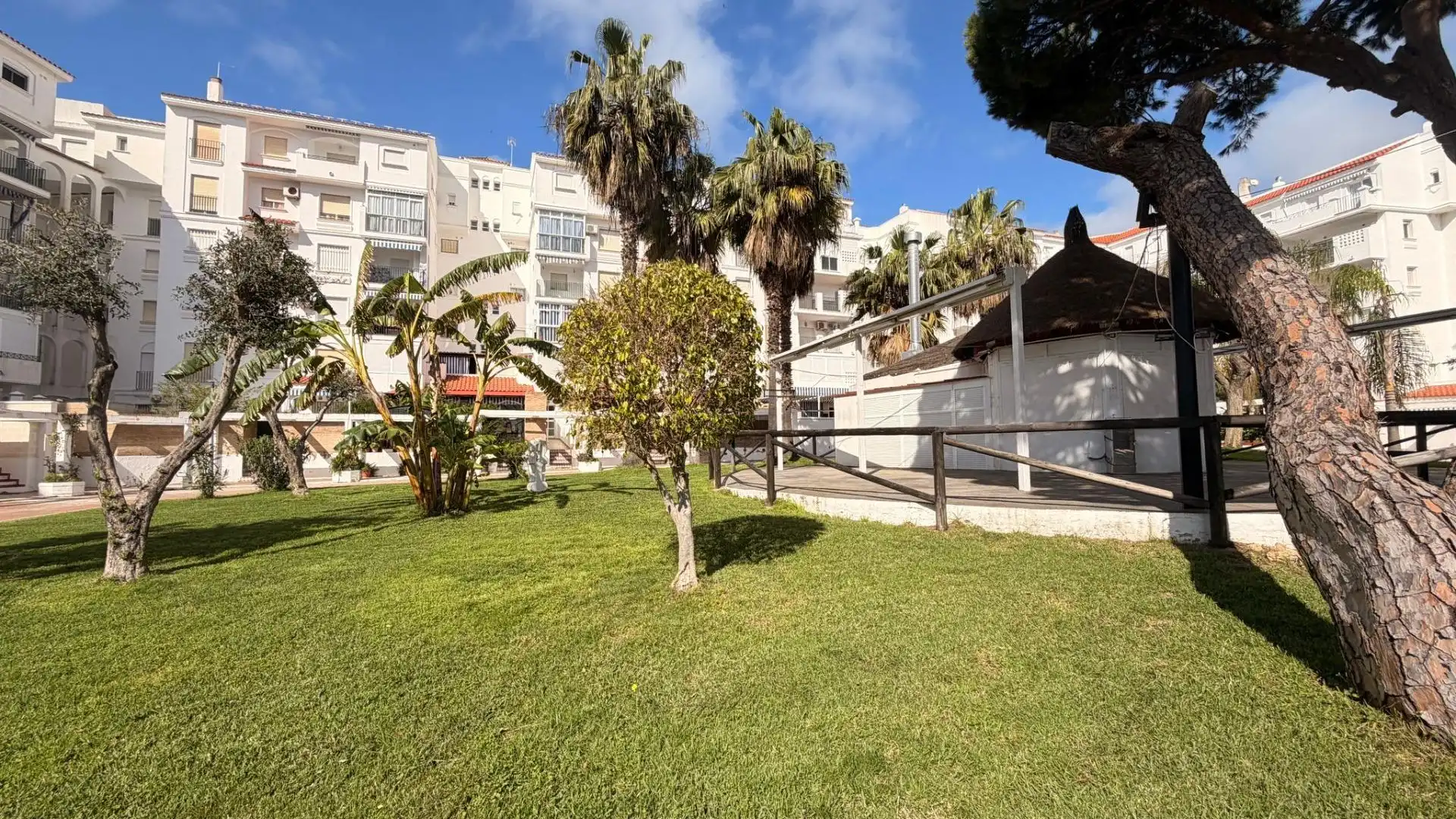 Vista exterior de Piso en venta en El Portil con Piscina comunitaria