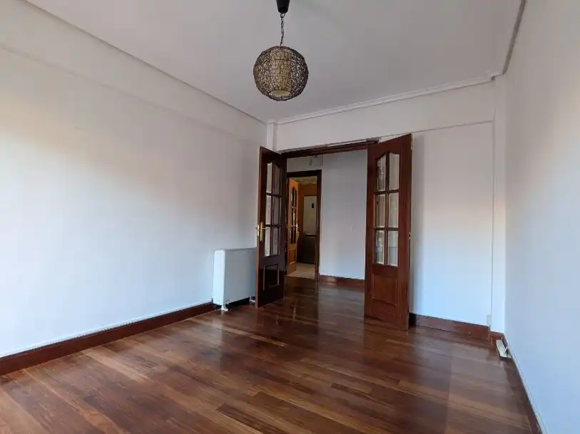 Sala d'estar de Pis en venda en Valle de Trápaga-Trapagaran amb Terrassa i Balcó