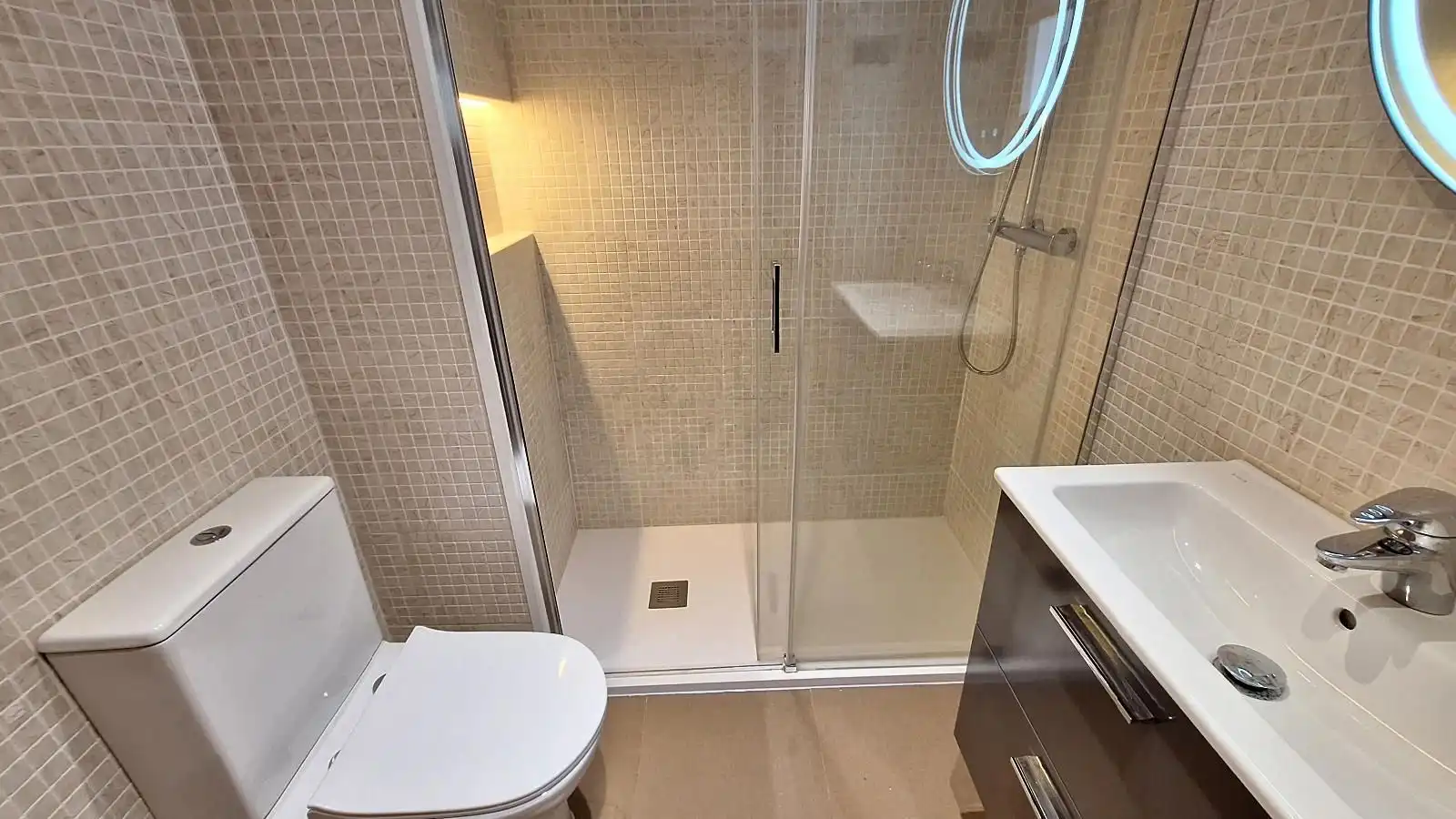 Badezimmer von Wohnung zur Miete in L'Hospitalet de Llobregat mit Klimaanlage und Heizung