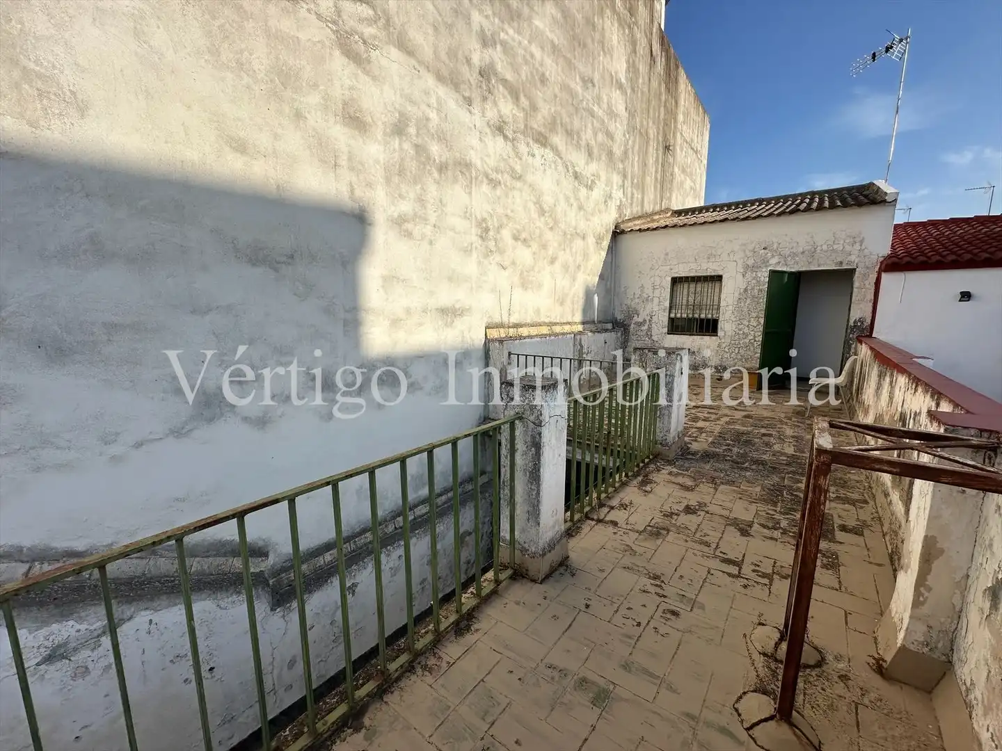 Exterior view of Houses for sale in Dos Hermanas  with Terrace, Storage room and Balcony