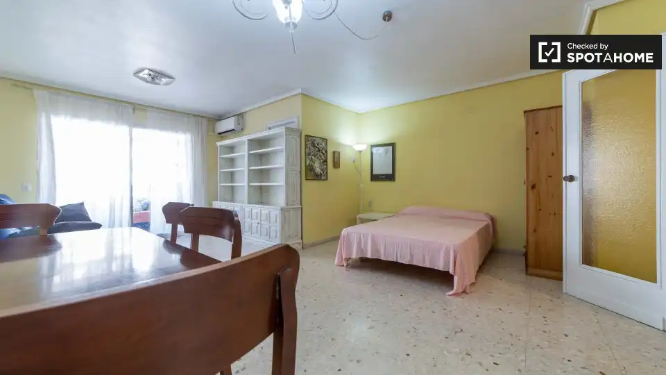 Habitación de Piso de alquiler en Valencia con Aire acondicionado, Calefacción y Amueblado