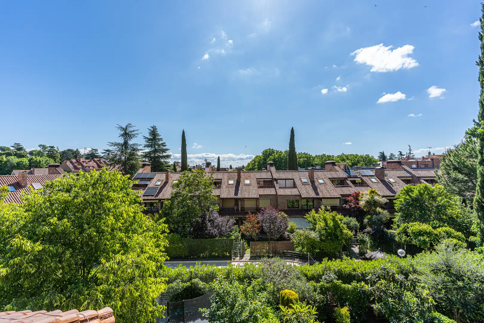 Vista exterior de Casa adosada en venda en Majadahonda amb Aire condicionat, Calefacció i Jardí privat