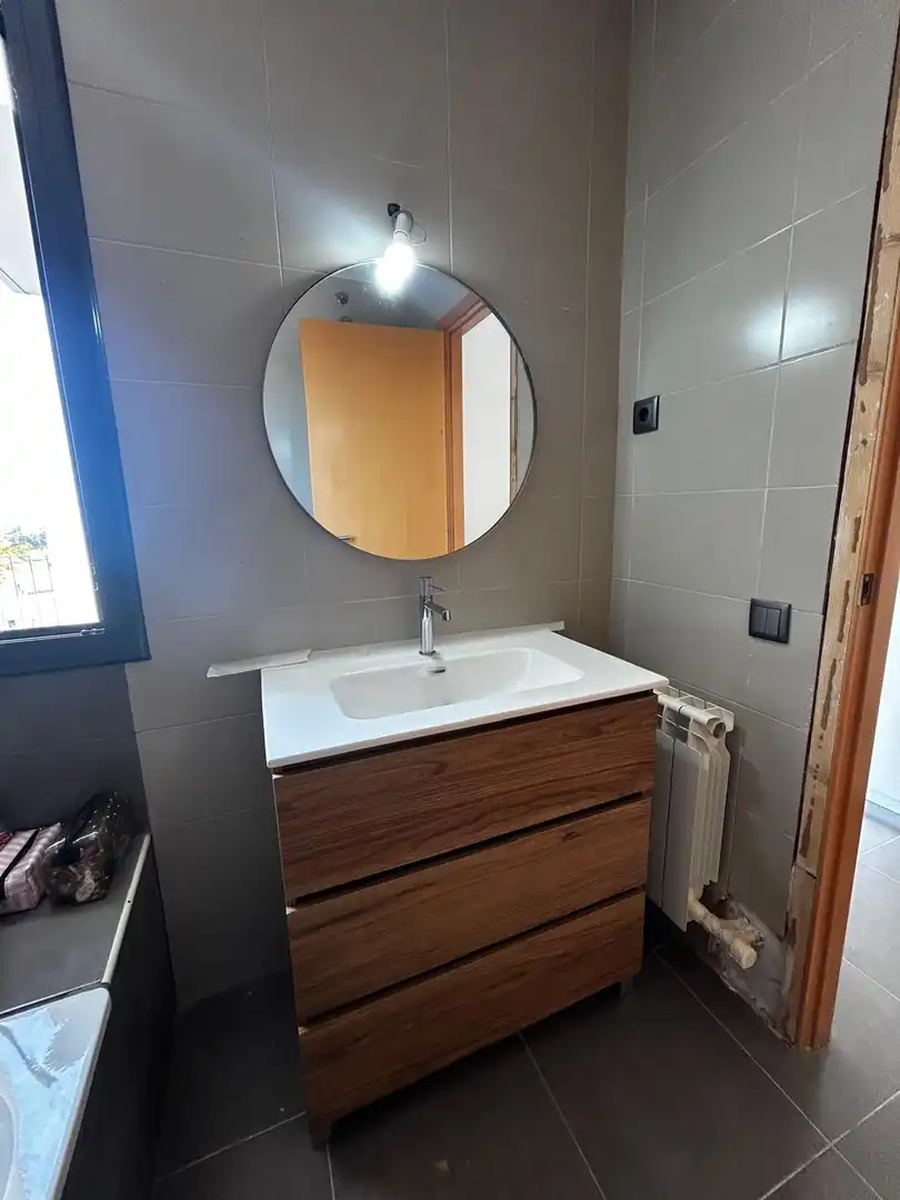 Badezimmer von Einfamilien-Reihenhaus zur Miete in Vilanova i la Geltrú mit Klimaanlage, Heizung und Privatgarten