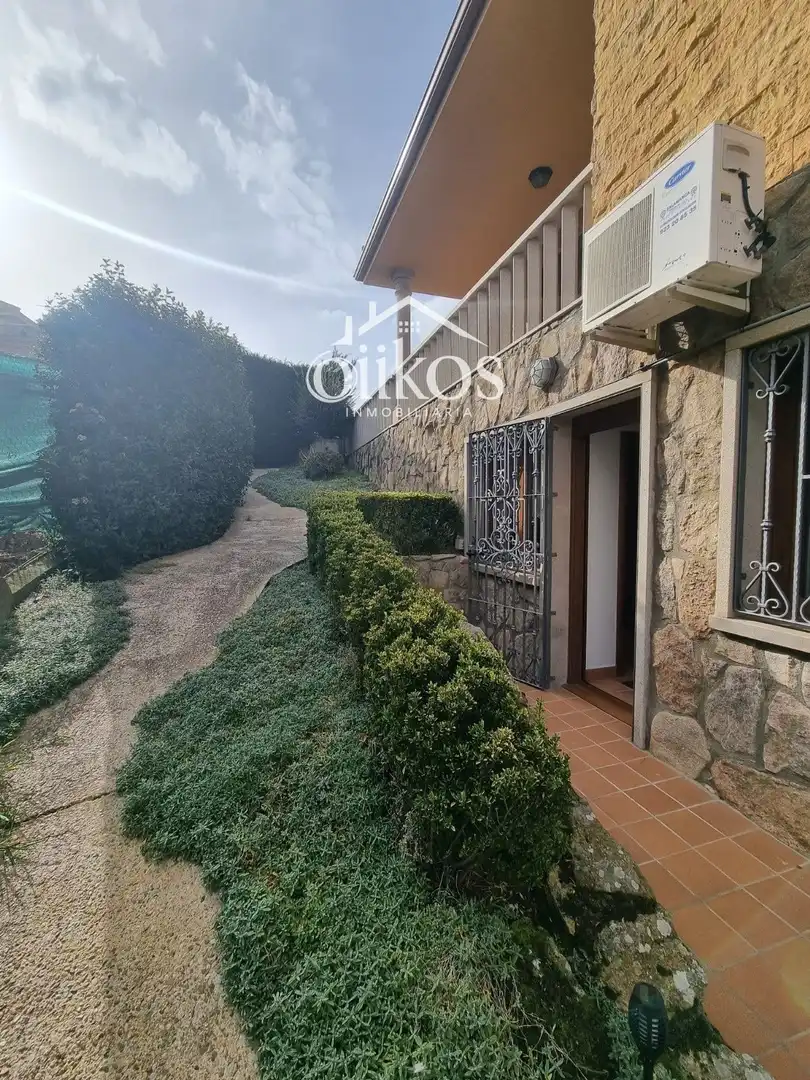 Jardín de Casa adosada en venta en Villamayor con Aire acondicionado, Calefacción y Parquet