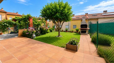 CASA ADOSADA CON JARDÍN  EN VENTA TORELLÓ