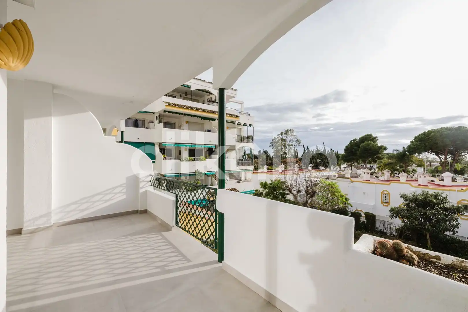 Terrasse von Wohnung zum Verkauf in Marbella mit Klimaanlage, Privatgarten und Terrasse