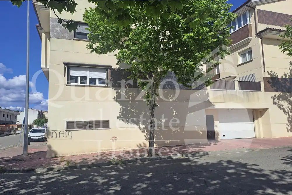 Vista exterior de Casa adosada en venta en Plasencia con Calefacción, Terraza y Balcón