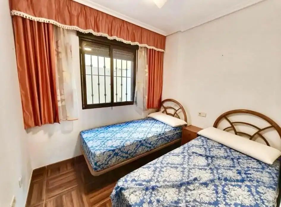 Dormitori de Casa adosada de lloguer en Torrevieja amb Aire condicionat, Terrassa i Piscina