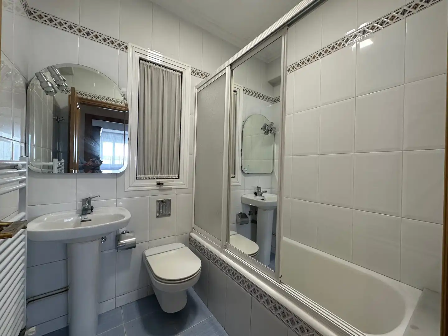 Baño de Piso de alquiler en Santiago de Compostela  con Calefacción, Parquet y Amueblado