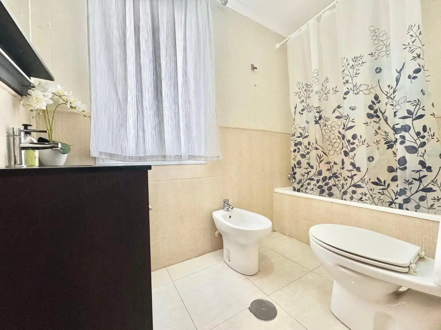 Baño de Apartamento de alquiler en Torrevieja con Aire acondicionado, Calefacción y Amueblado