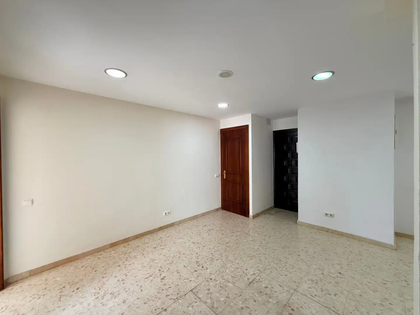 Office for rent in Marbella  with Air Conditioner and Balcony