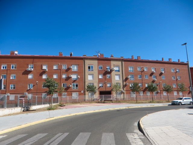 Vista exterior de Pis en venda en Azuqueca de Henares amb Traster i Piscina comunitària