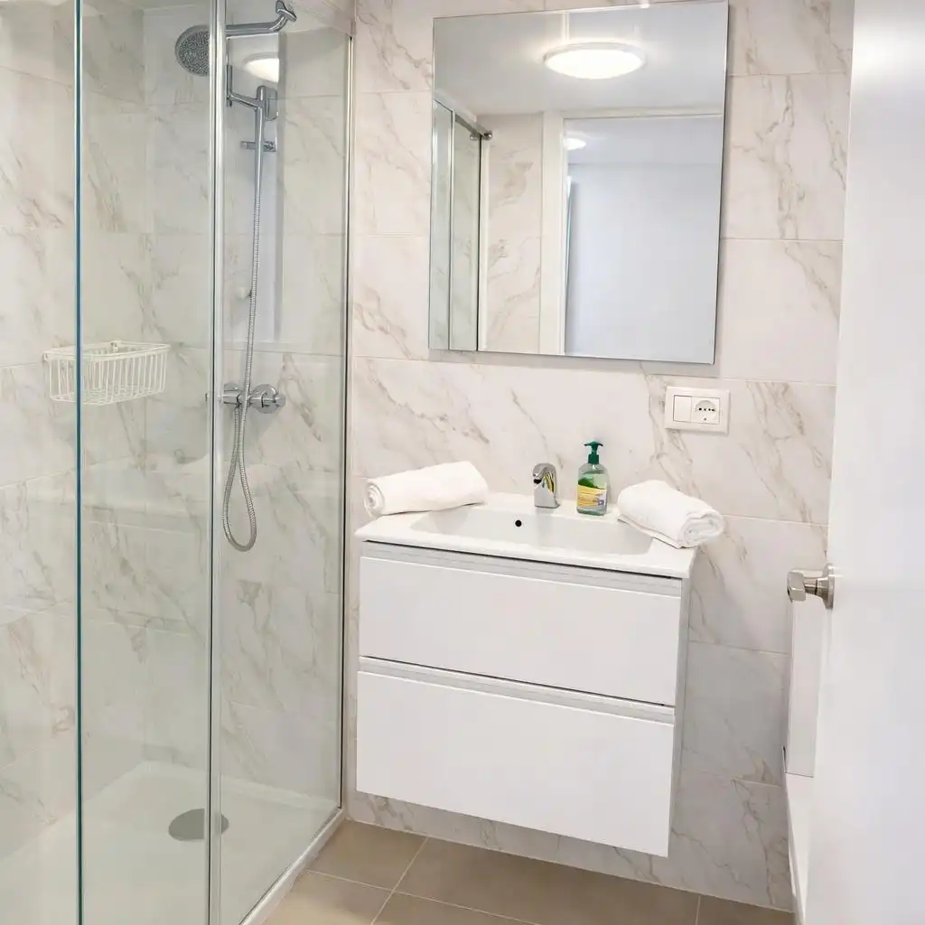 Badezimmer von Büro zum Verkauf in Adeje mit Klimaanlage und Möbliert
