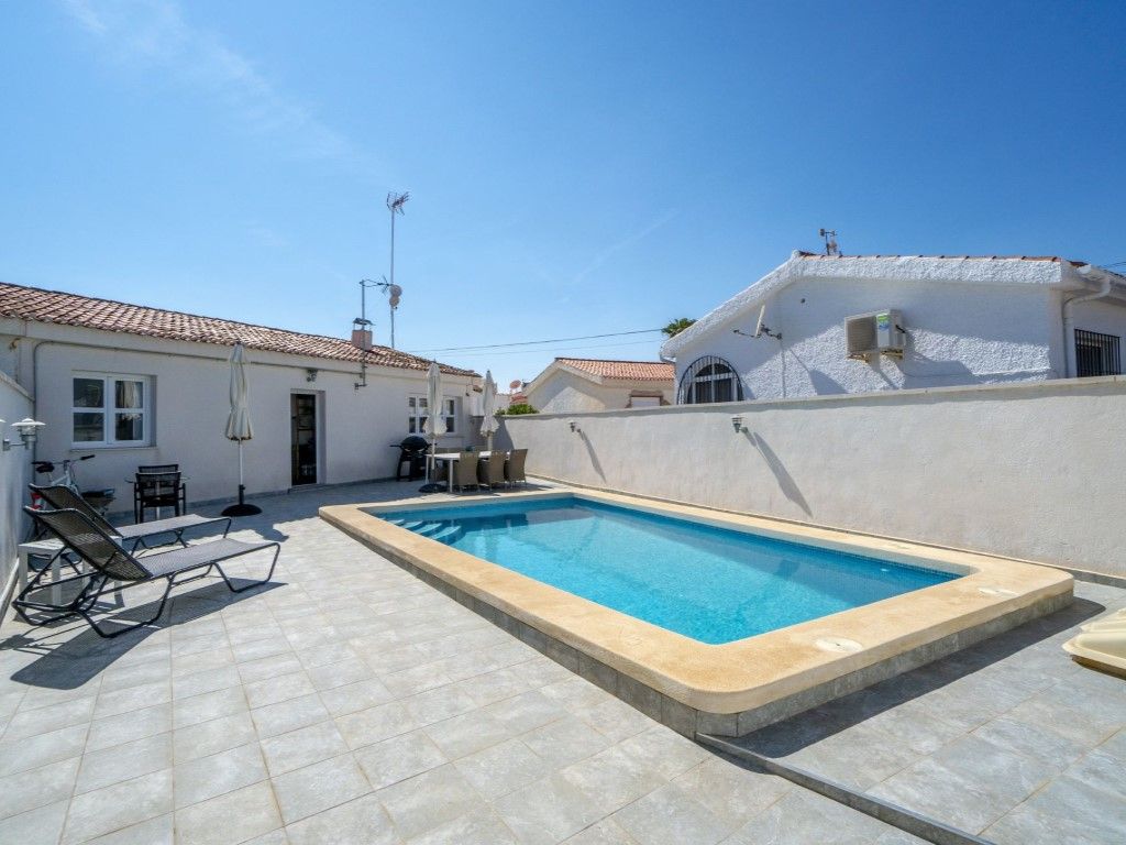 Vista exterior de Casa o xalet en venda en Torrevieja amb Aire condicionat, Jardí privat i Piscina
