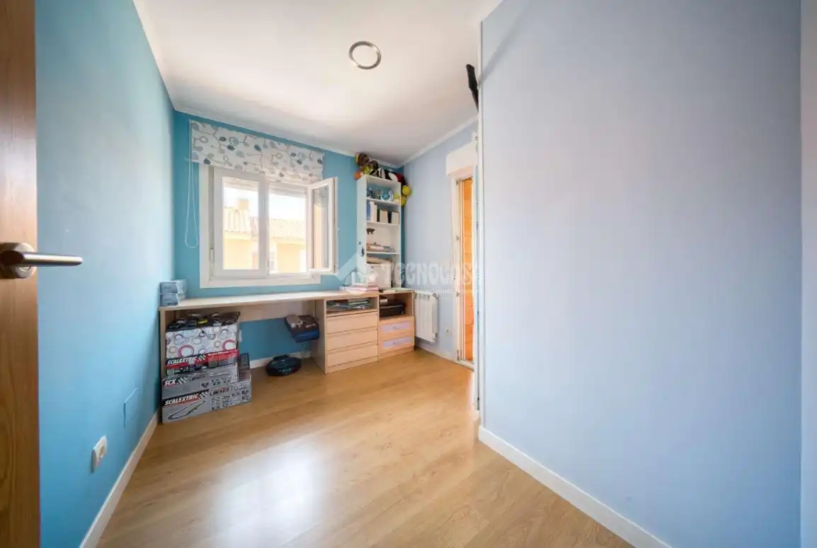 Habitación de Casa adosada en venta en Aldeamayor de San Martín con Calefacción y Jardín privado