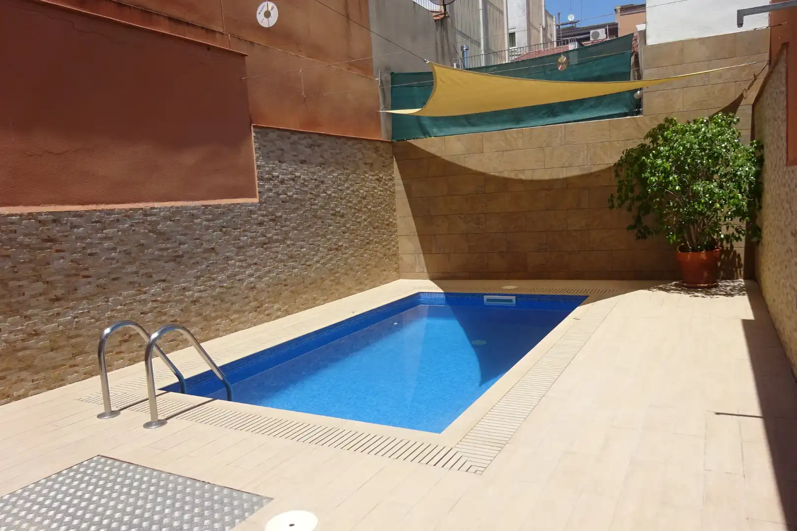 Piscina de Casa adosada en venda en Barcelona amb Aire condicionat, Calefacció i Parquet
