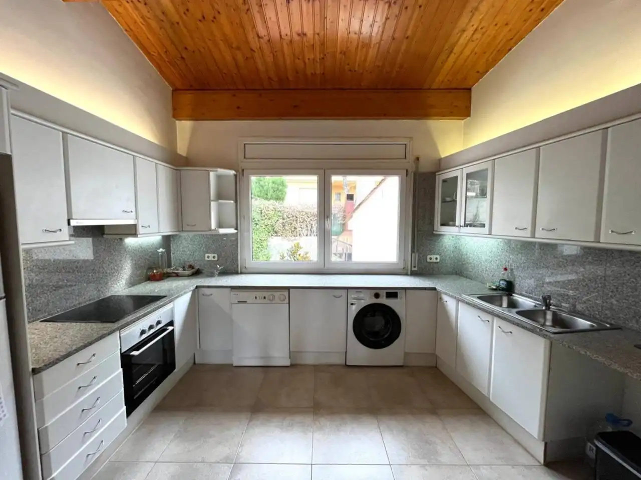 Cocina de Casa o chalet en venta en Girona con Aire acondicionado, Calefacción y Jardín privado