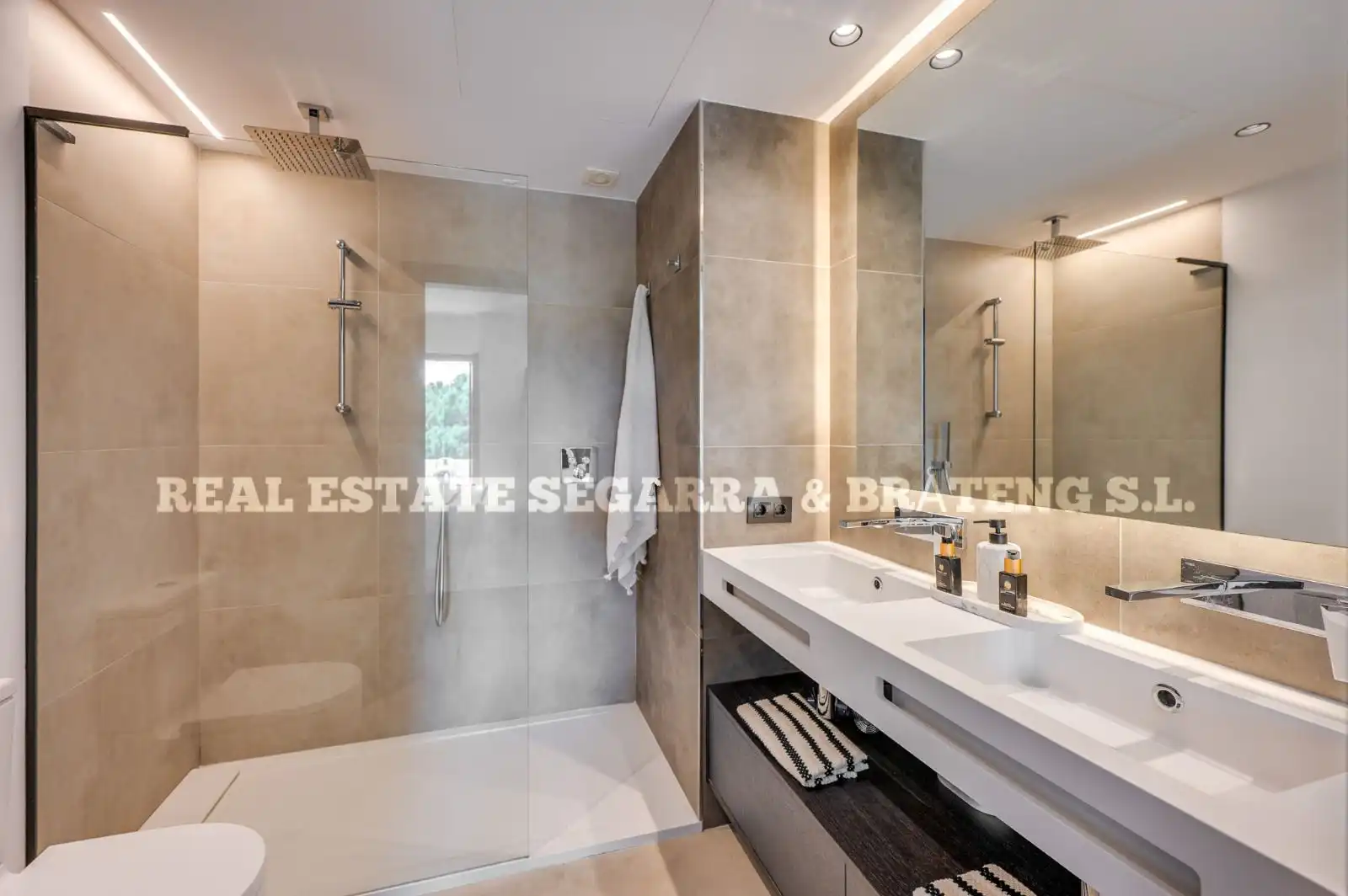 Bathroom of Attic for sale in Marbella  with Air Conditioner, Heating and Oven