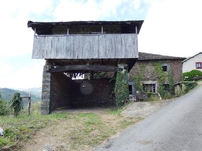 Vista exterior de Casa o xalet en venda en Valdés - Luarca amb Jardí privat