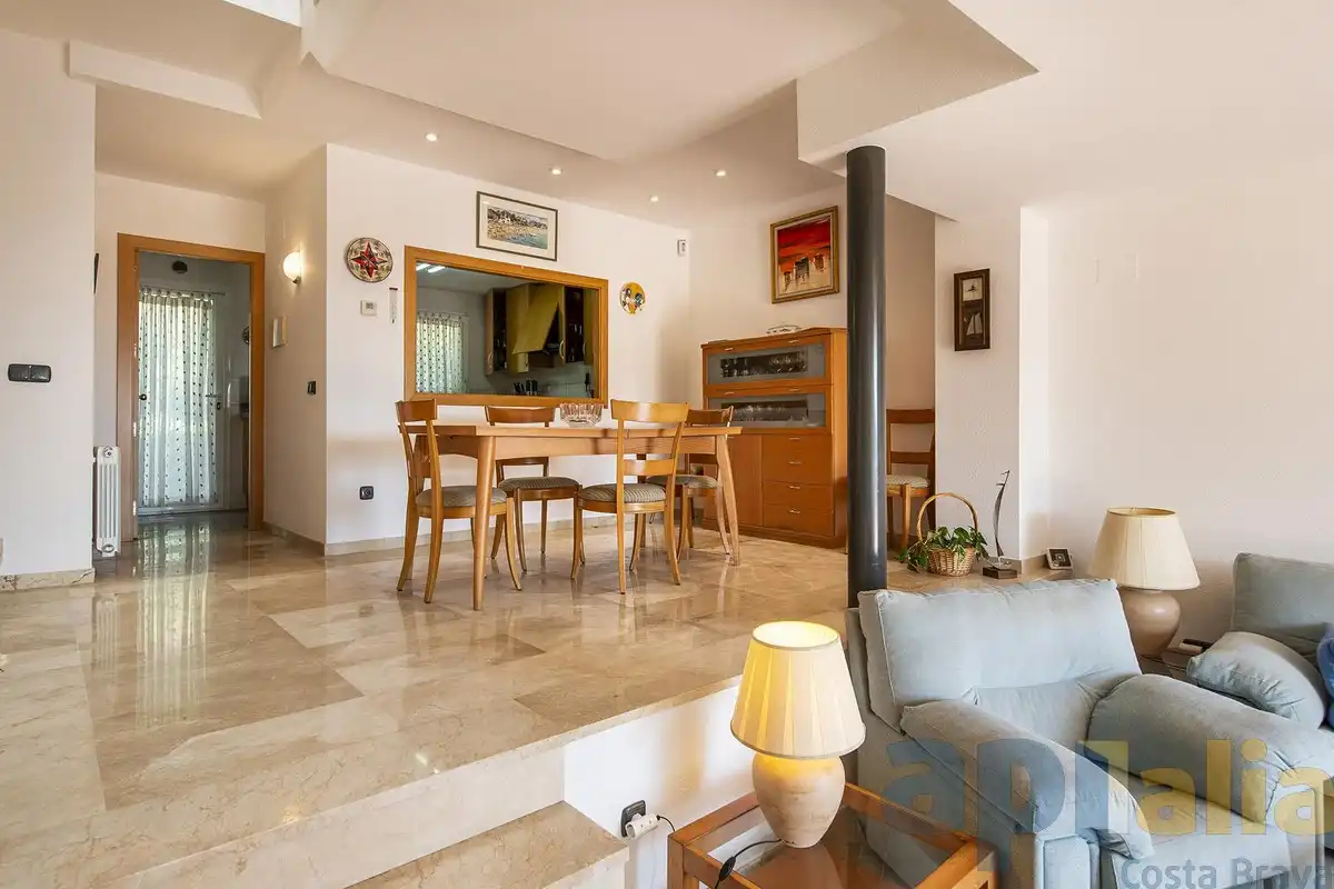 Sala de estar de Casa adosada en venta en Sant Feliu de Guíxols con Calefacción, Jardín privado y Terraza