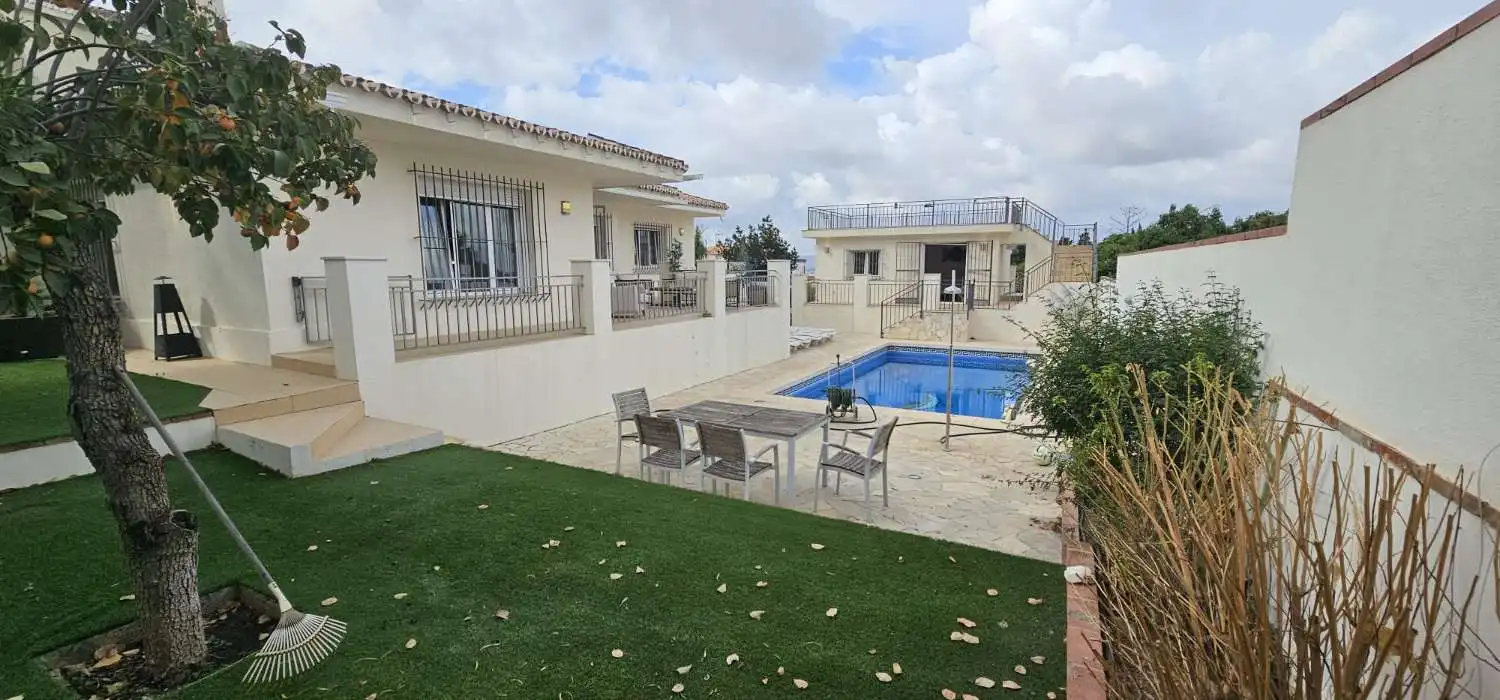 Vista exterior de Casa o xalet en venda en Alhaurín de la Torre amb Aire condicionat, Calefacció i Parquet