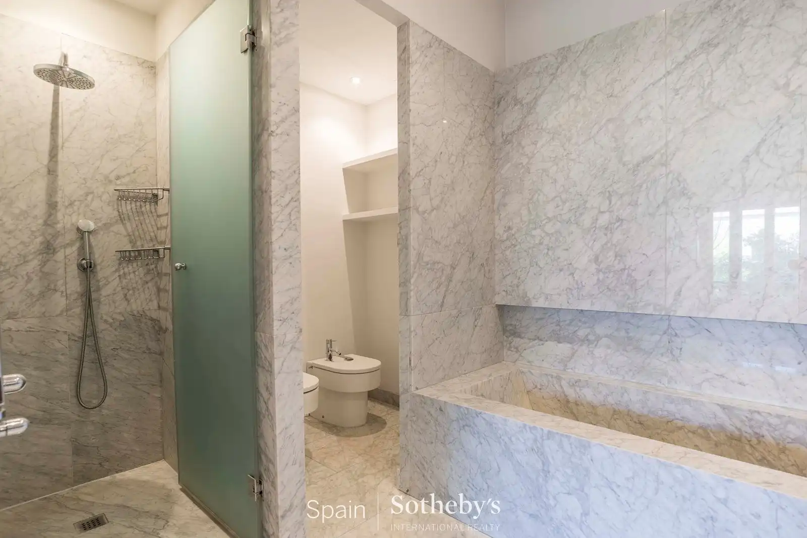 Badezimmer von Wohnungen zur Miete in Madrid mit Klimaanlage und Heizung