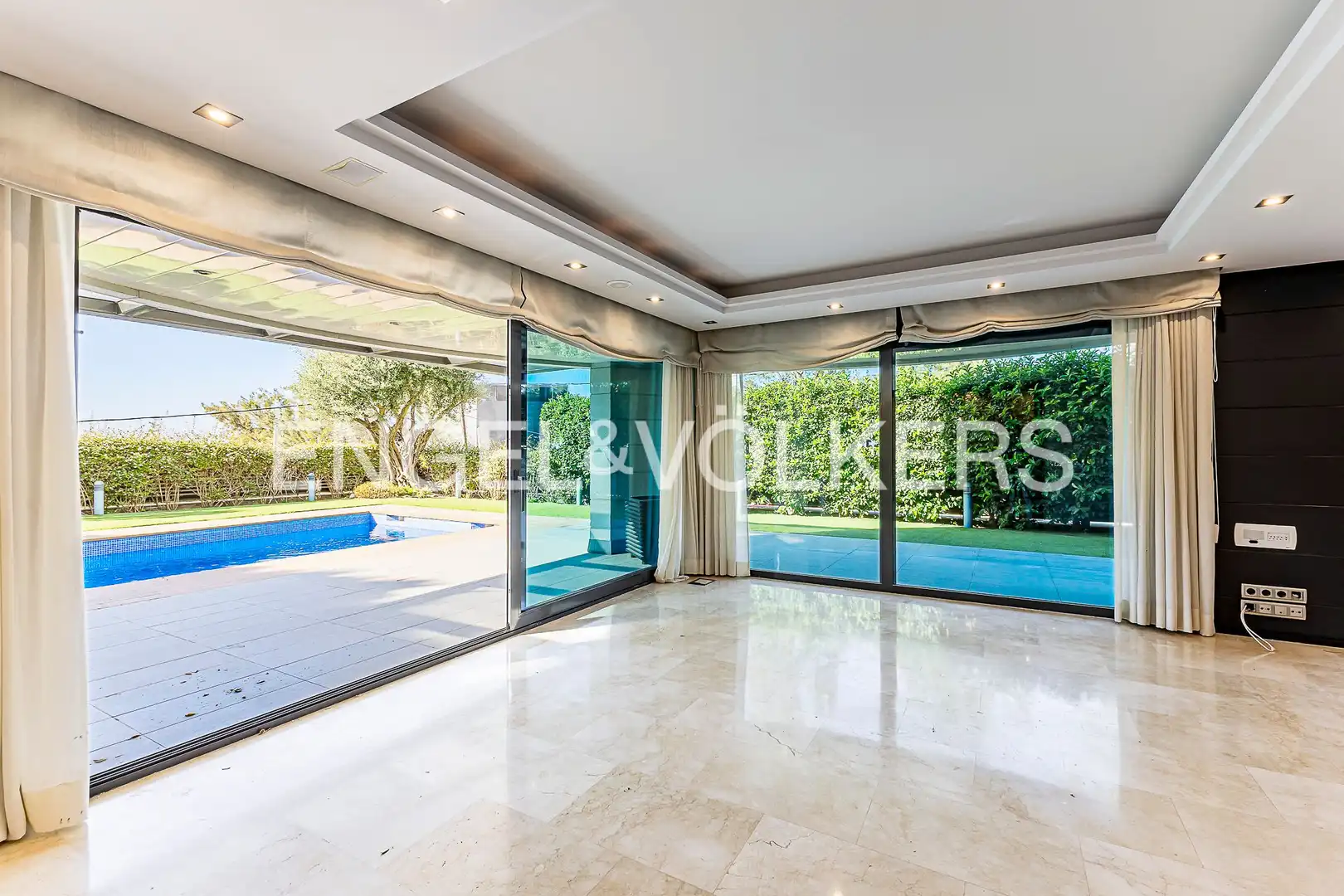 Swimming pool of Houses for sale in Esplugues de Llobregat  with Air Conditioner, Heating and Private garden