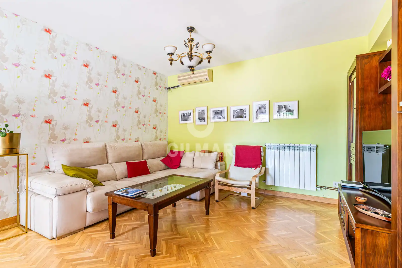 Living room of Houses for sale in Moraleja de Enmedio  with Heating, Private garden and Swimming Pool